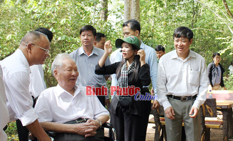 Đại tướng Lê Đức Anh chụp ảnh lưu niệm cùng lãnh đạo, cán bộ, công nhân viên, lao động Công ty TNHH MTV cao su Lộc Ninh