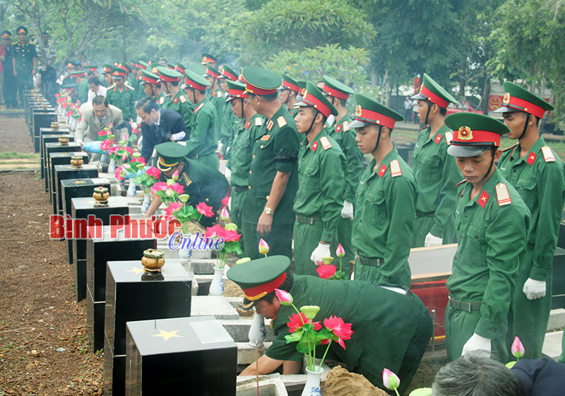 Hài cốt liệt sĩ được đưa về an táng tại Nghĩa trang liệt sĩ tỉnh Bình Phước