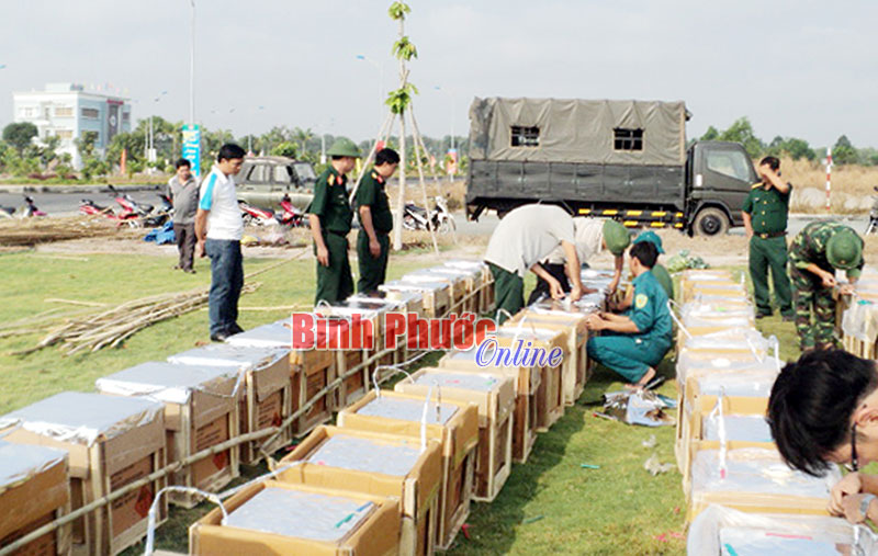 Việc đấu nối pháo hoa rất quan trọng, quyết định thành công hay thất bại của màn pháo hoa đêm giao thừa - Ảnh: Văn Ninh