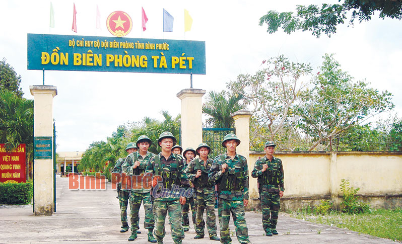 Cán bộ, chiến sĩ Đội vũ trang Đồn biên phòng Tà Pét lên đường tuần tra