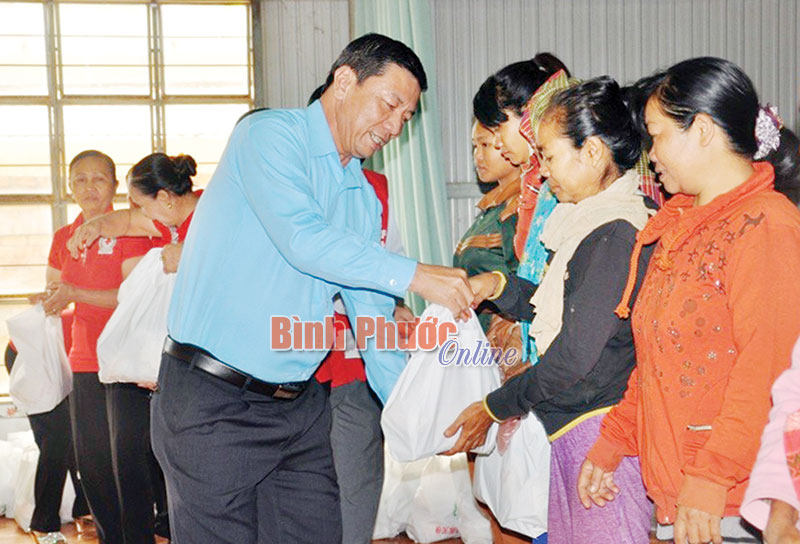 Chủ tịch UBND huyện Phú Riềng trao quà cho người dân xã Long Hà 