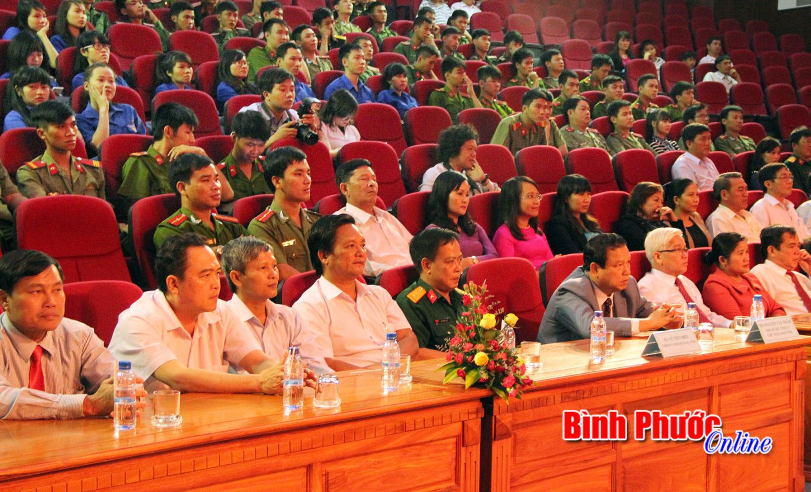 L&atilde;nh đạo c&aacute;c sở, ban, ng&agrave;nh c&ugrave;ng đ&ocirc;ng đảo người d&acirc;n tr&ecirc;n địa b&agrave;n tỉnh về dự lễ