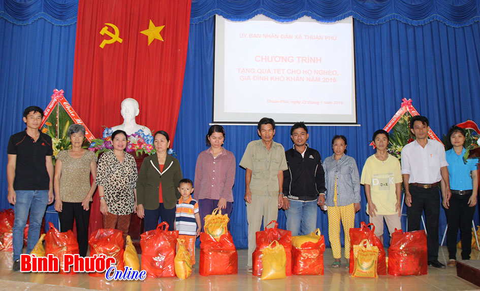 30 phần quà được trao tận tay người nghèo giúp họ vui xuân đón tết