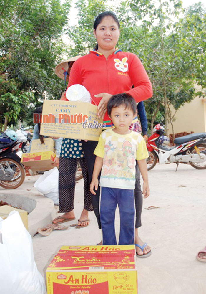 Mẹ con chị Thị Linh vui mừng khi nhận quà tết