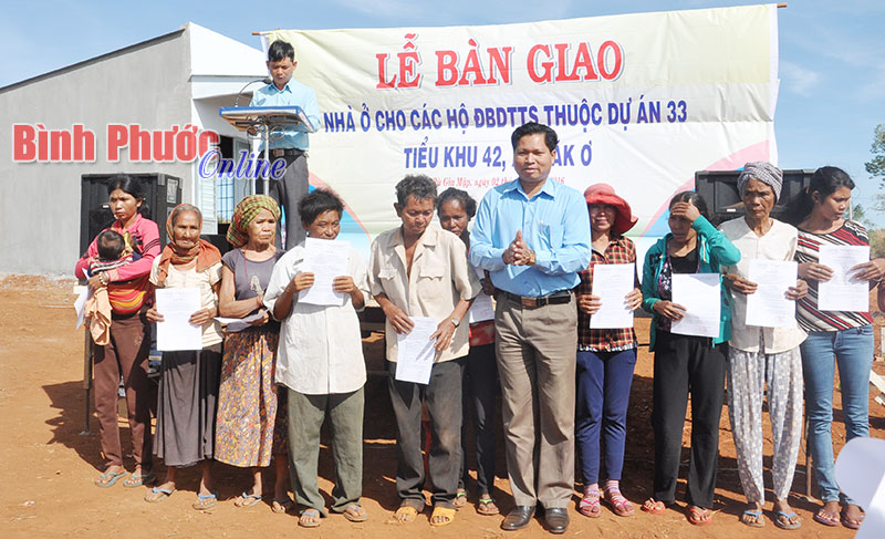 Phó chủ tịch UBND huyện Bù Gia Mập Điểu Điều trao quyết định bàn giao nhà cho các hộ dân