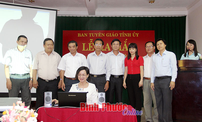 Trưởng ban Tuyên giáo Tỉnh ủy Trần Tuyết Minh nhấn nút khai trương Trang thông tin điện tử tổng hợp Ban Tuyên giáo Tỉnh ủy Bình Phước