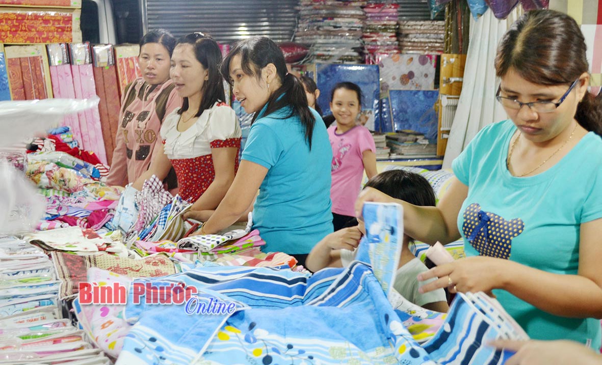 Người dân Chơn Thành mua sắm tại phiên chợ đưa hàng Việt về nông thôn