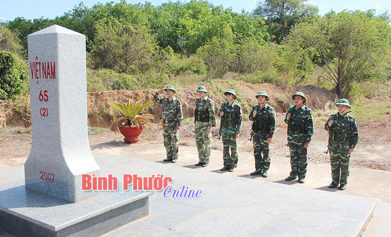 Bình Phước trở thành tỉnh đầu tiên trên tuyến biên giới Việt Nam - Campuchia hoàn thành phân giới, cắm mốc. Trong ảnh là cán bộ, chiến sĩ Bộ đội biên phòng Bình Phước chào cột mốc trên đường tuần tra