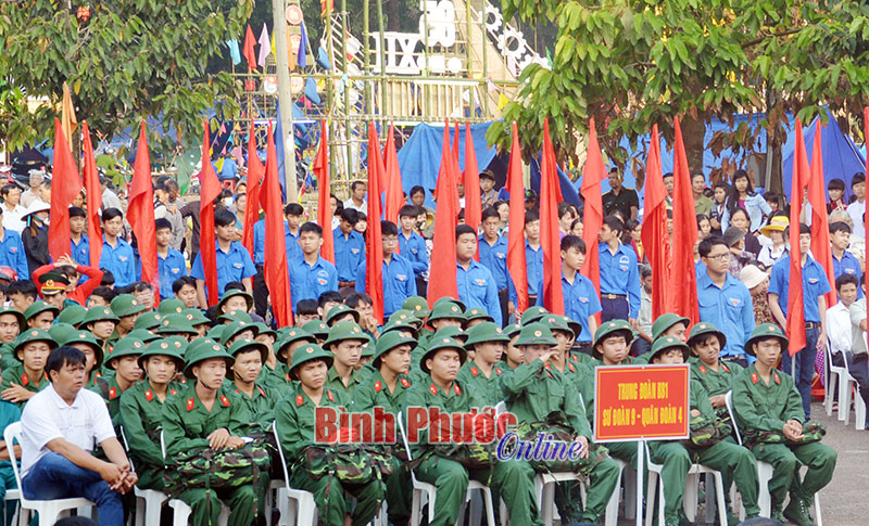 Không khí ngày hội tòng quân ở thị xã Bình Long năm 2015         