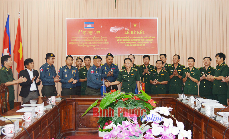 Đại diện Bộ đội bi&ecirc;n ph&ograve;ng tỉnh B&igrave;nh Phước v&agrave; lực lượng Hiến binh Ho&agrave;ng gia tỉnh Stung Treng tại lễ k&yacute; kết