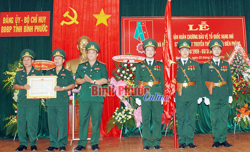 Thừa ủy quyền của Chủ tịch nước, Đại tá Lý Trí Thức trao Huân chương Bảo vệ Tổ quốc hạng Nhì cho BĐBP Bình Phước