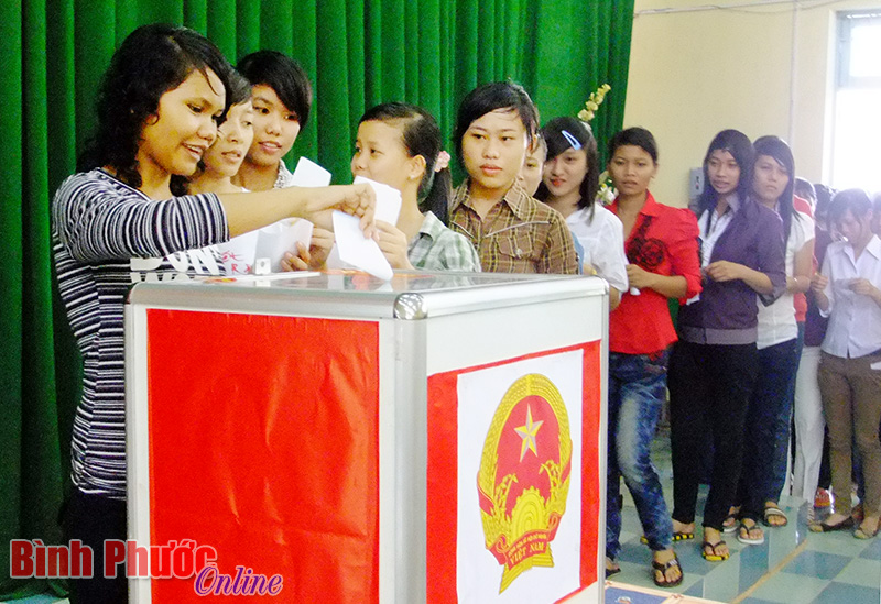 Sinh vi&ecirc;n Trường cao đẳng Sư phạm B&igrave;nh Phước bỏ phiếu bầu đại biểu Quốc hội kh&oacute;a XIII v&agrave; HĐND c&aacute;c cấp nhiệm kỳ 2011-2016 - Ảnh: K.B