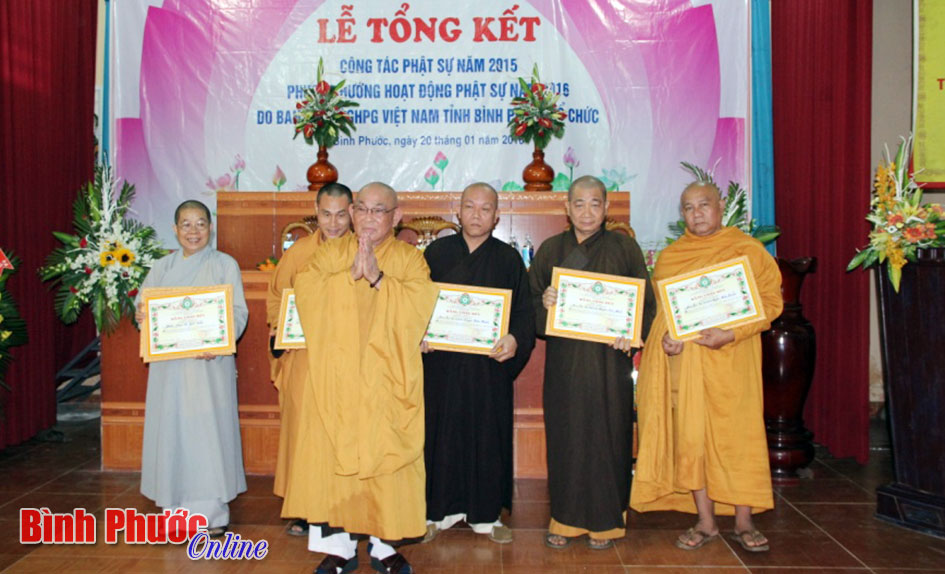 Hòa thượng Thích Nhuận Thanh, Trưởng ban trị sự GHPGVN tỉnh tặng bằng công đức cho các tập thể, cá nhân có nhiều đóng góp trong vận động từ thiện