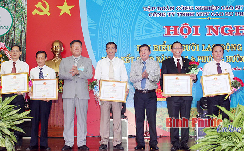 Chủ tịch Hội đồng thành viên Võ Sỹ Lực và Phó chủ tịch Trần Ngọc Trai trao bằng khen của UBND tỉnh cho 5 cá nhân đoạt giải sáng tạo kỹ thuật năm 2014-2015 của tỉnh