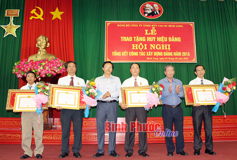Thường trực Đảng ủy công ty trao tặng huy hiệu 30 năm tuổi Đảng cho 4 đảng viên