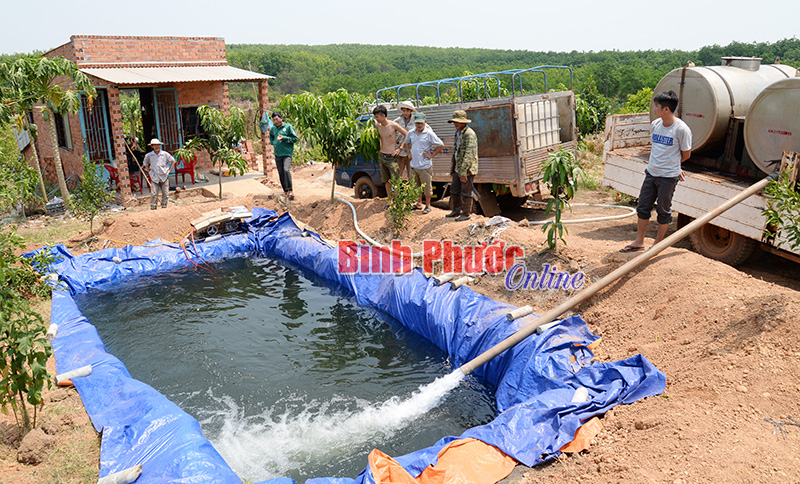 Hộ anh Cao Văn Út được Nhà máy xi măng Bình Phước hỗ trợ nước miễn phí 15m3 nước
