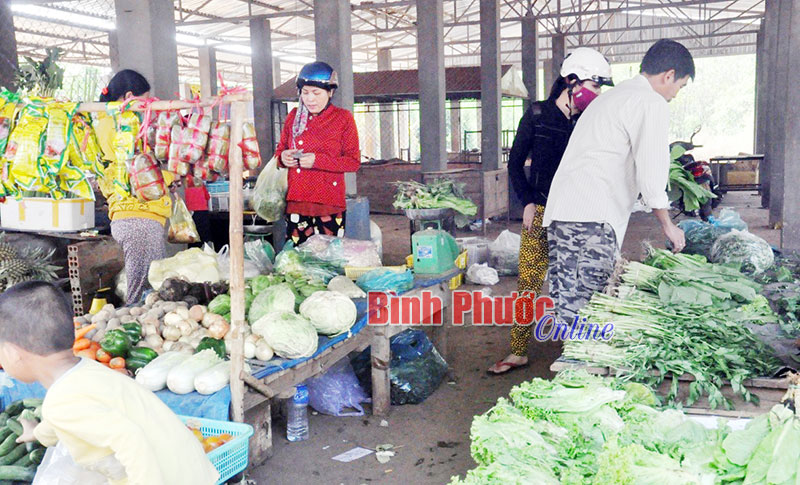 Mặt hàng rau, quả luôn là sự lựa chọn trong những ngày sau tết. Trong ảnh: Người dân mua rau tại chợ xã Thanh An (Hớn Quản)