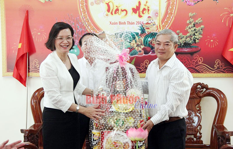 Đo&agrave;n ch&uacute;c tết của tỉnh do đồng ch&iacute; Trần Tuyết Minh, Trưởng ban Tuy&ecirc;n gi&aacute;o Tỉnh ủy l&agrave;m trưởng đo&agrave;n ch&uacute;c tết tại cơ quan B&aacute;o B&igrave;nh Phước