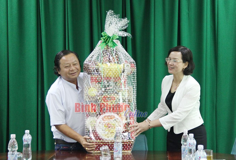 Đo&agrave;n ch&uacute;c tết tại Đ&agrave;i Ph&aacute;t thanh v&agrave; Truyền h&igrave;nh tỉnh B&igrave;nh Phước