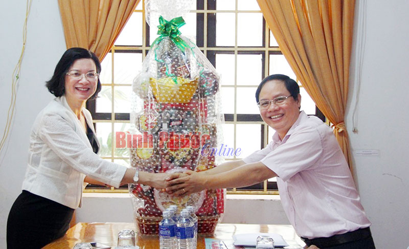 Thăm v&agrave; ch&uacute;c tết tại Ph&acirc;n x&atilde; Th&ocirc;ng tấn x&atilde; Việt Nam tại B&igrave;nh Phước