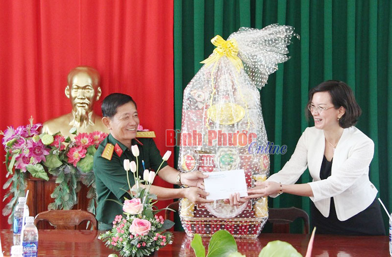 Đo&agrave;n đến thăm v&agrave; ch&uacute;c tết tại Đội K72, Bộ chỉ huy Qu&acirc;n sự tỉnh