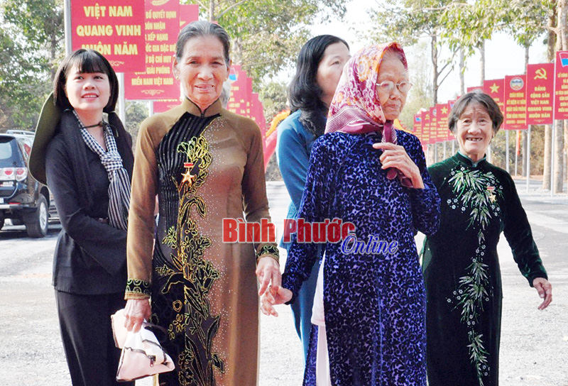 T&igrave;nh nguyện vi&ecirc;n tận t&igrave;nh đưa c&aacute;c Mẹ Việt Nam anh h&ugrave;ng v&agrave;o khu vực lễ đ&agrave;i