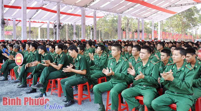 Các chiến sĩ trẻ Bộ chỉ huy Quân sự tỉnh hào hứng vỗ nhịp bài hát “Như có Bác trong ngày vui đại thắng”