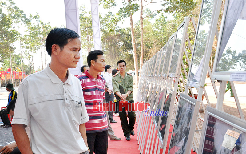 Người d&acirc;n đến tham quan tại gian triển l&atilde;m &ldquo;Lịch sử B&igrave;nh Phước kh&aacute;ng chiến, Bộ chỉ huy Miền&rdquo; qua c&aacute;c thời kỳ