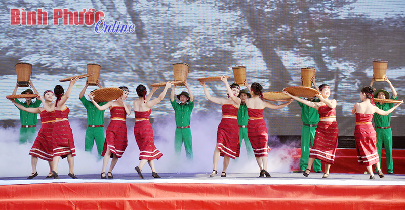 Tiết mục &ldquo;Tiếng ch&agrave;y tr&ecirc;n S&oacute;c Bom Bo&rdquo; biểu diễn tại lễ kỷ niệm