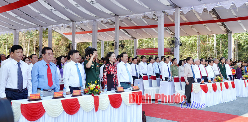 C&aacute;c đại biểu dự lễ thực hiện nghi lễ ch&agrave;o cờ