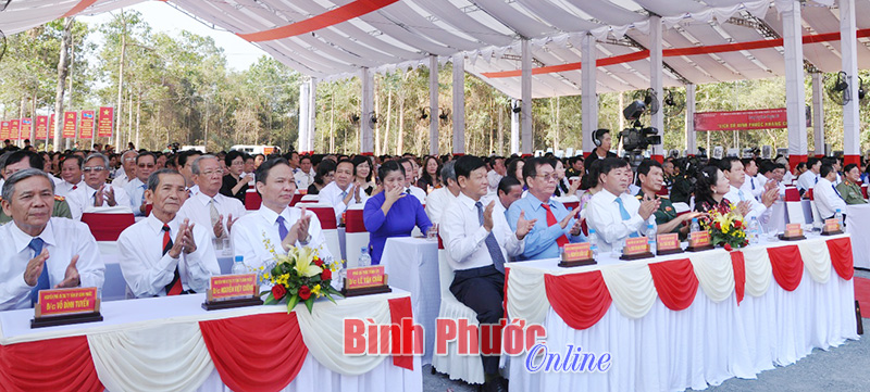 C&aacute;c đồng ch&iacute; l&atilde;nh đạo Đảng, Nh&agrave; nước, lực lượng vũ trang v&agrave; đ&ocirc;ng đảo nh&acirc;n d&acirc;n tham dự lễ kỷ niệm