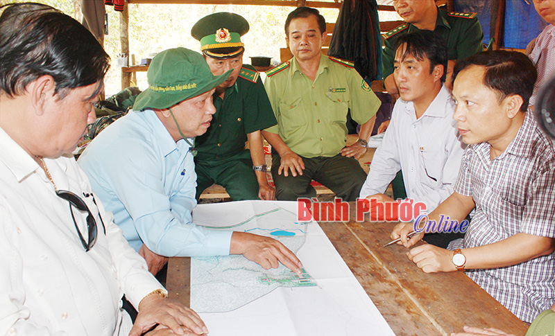 Chủ tịch UBND tỉnh Nguyễn Văn Trăm kiểm tra tr&ecirc;n bản đồ khu vực tổ chức lễ