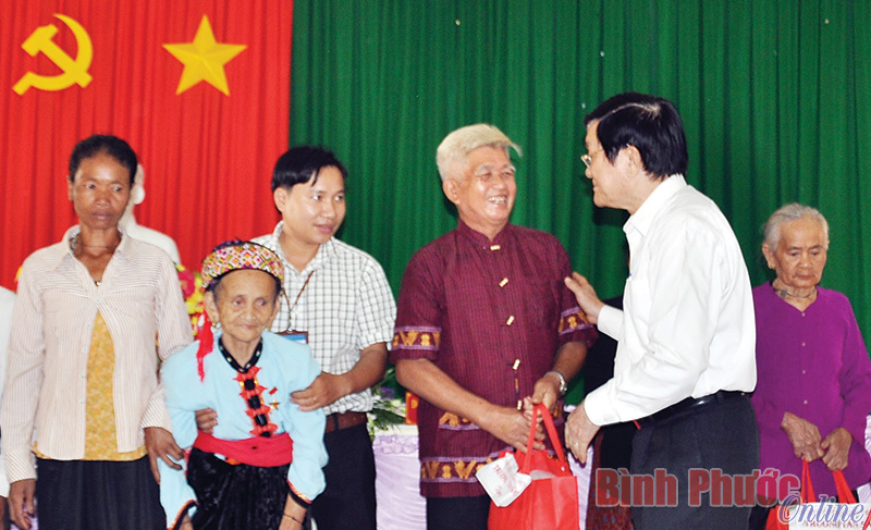 Chủ tịch nước Trương Tấn Sang tặng quà các hộ DTTS tiêu biểu của xã Lộc An