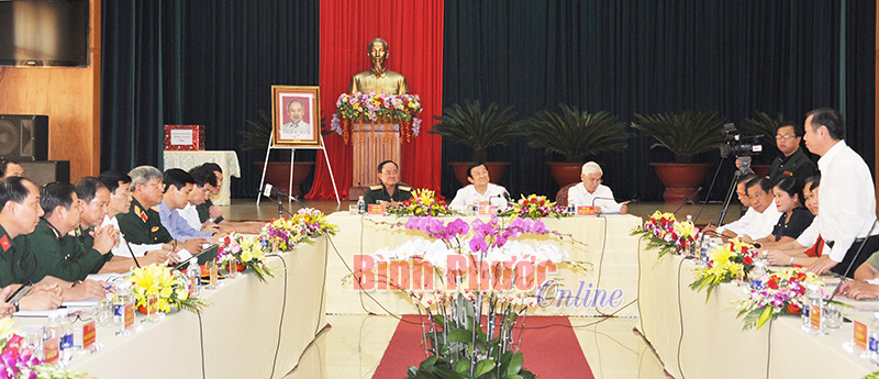 Chủ tịch nước Trương Tấn Sang c&ugrave;ng đo&agrave;n c&ocirc;ng t&aacute;c của Trung ương trong buổi l&agrave;m việc với l&atilde;nh đạo tỉnh v&agrave; Bộ tư lệnh Binh đo&agrave;n 16