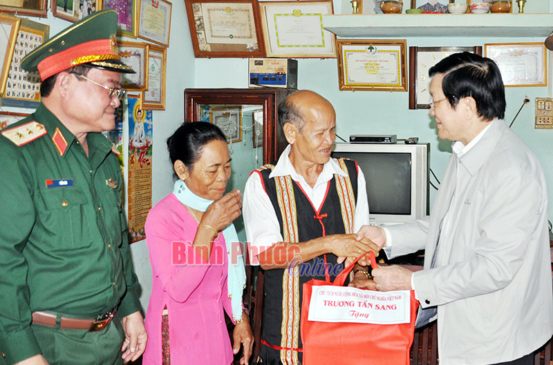 Chủ tịch nước c&ugrave;ng đo&agrave;n c&ocirc;ng t&aacute;c tặng qu&agrave; &ocirc;ng Điểu Kh&eacute;, nguy&ecirc;n B&iacute; thư Đảng ủy x&atilde; Lộc An (Lộc Ninh)