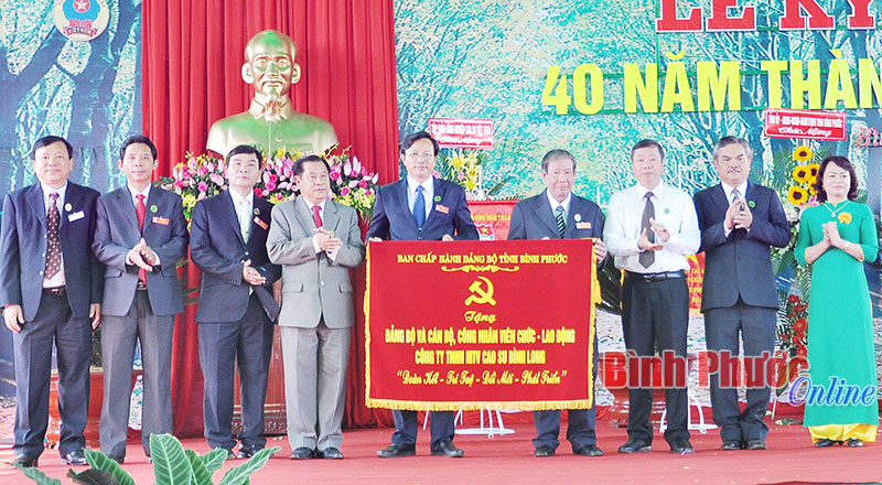 C&aacute;c đồng ch&iacute; Nguyễn Tấn Hưng v&agrave; Huỳnh Anh Minh trao bức trướng &ldquo;Đo&agrave;n kết - Tr&iacute; tuệ - Đổi mới - Ph&aacute;t triển&rdquo; của Tỉnh ủy tặng c&ocirc;ng ty