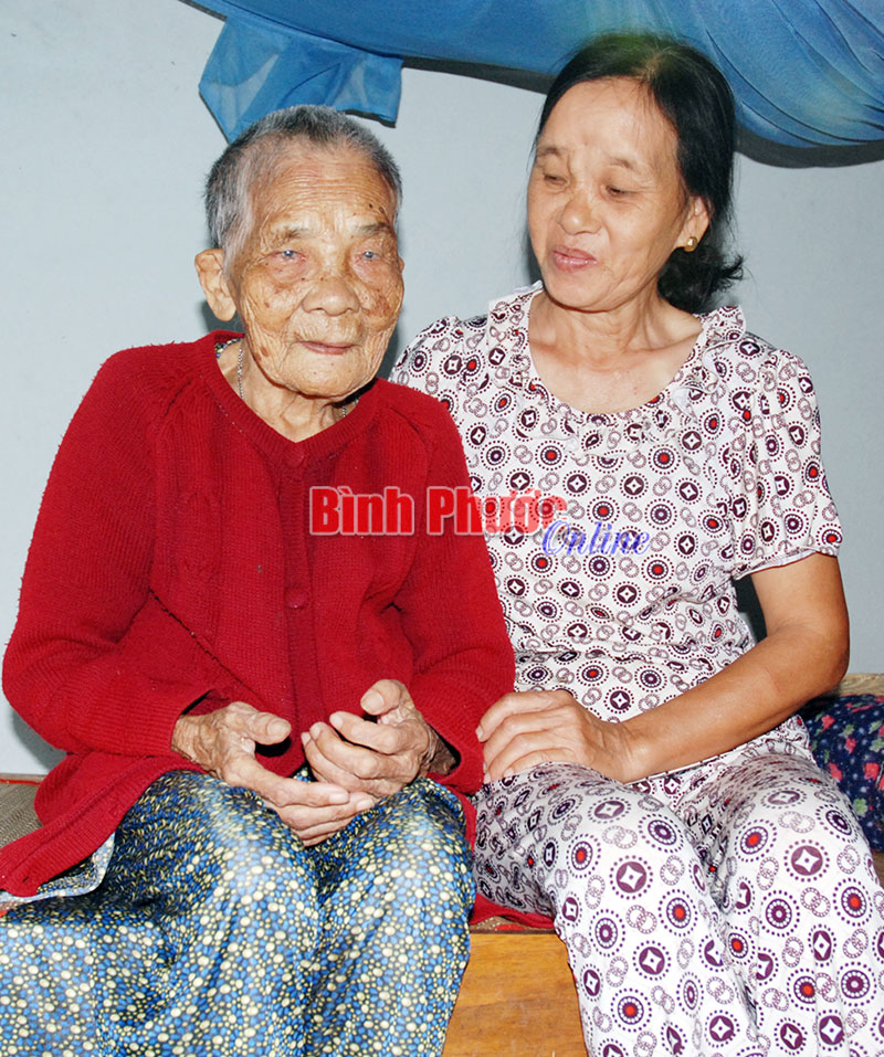 Cụ L&ecirc; Thị M&agrave; v&agrave; con d&acirc;u