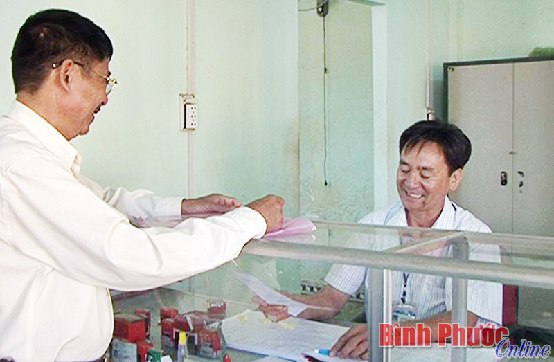 Ông Đàm Đình Sang (thôn 9, xã Đắk Ơ) đến làm thủ tục hành chính tại bộ phận Một cửa của xã Đắk Ơ
