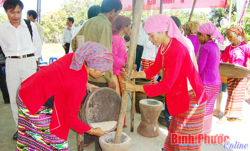 C&aacute;n bộ, c&ocirc;ng chức, vi&ecirc;n chức đẩy mạnh c&ocirc;ng t&aacute;c quản l&yacute; v&agrave; tổ chức lễ hội, đảm bảo giữ g&igrave;n, ph&aacute;t huy bản sắc văn h&oacute;a d&acirc;n tộc vừa tiết kiệm v&agrave; văn minh - Ảnh: Nam Kh&aacute;nh
