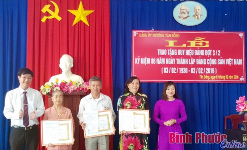 Lãnh đạo thị xã Đồng Xoài trao huy hiệu đảng cho đảng viên phường Tân Đồng
