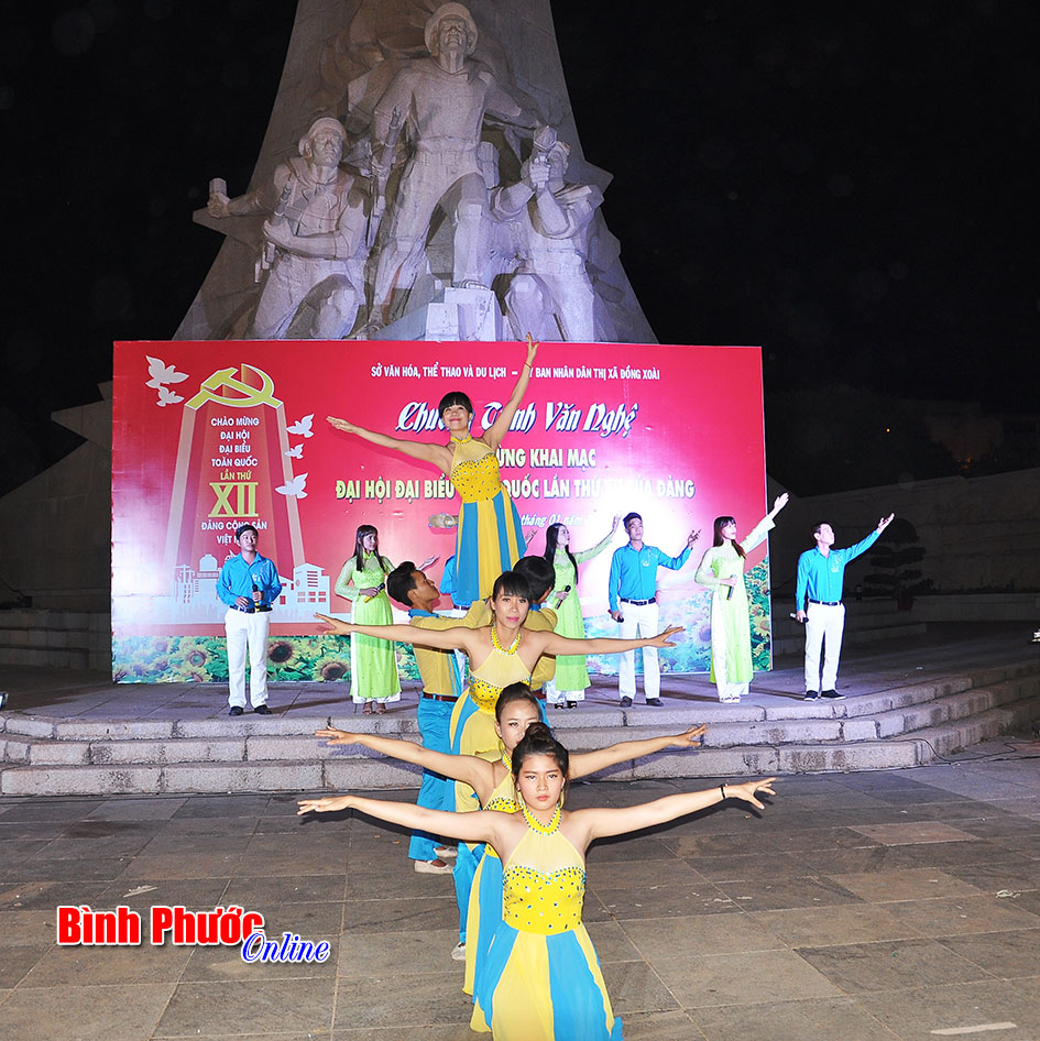 Đo&agrave;n ca m&uacute;a nhạc tr&igrave;nh b&agrave;y b&agrave;i &ldquo;Vinh quang Tổ quốc ta&rdquo; mở đầu đ&ecirc;m nghệ thuật