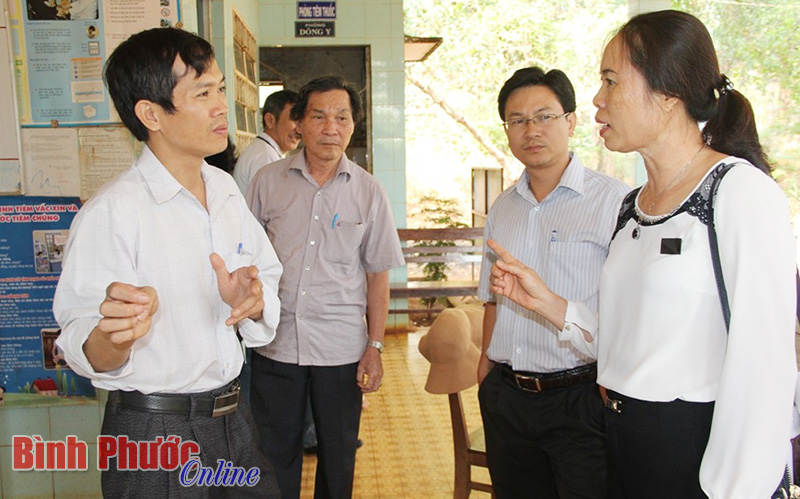 Ng&agrave;y 31-3, đo&agrave;n gi&aacute;m s&aacute;t t&igrave;nh h&igrave;nh thực hiện bộ ti&ecirc;u ch&iacute; quốc gia về y tế tại trạm y tế 2 x&atilde; Đắk Nhau v&agrave; Thọ Sơn (B&ugrave; Đăng)