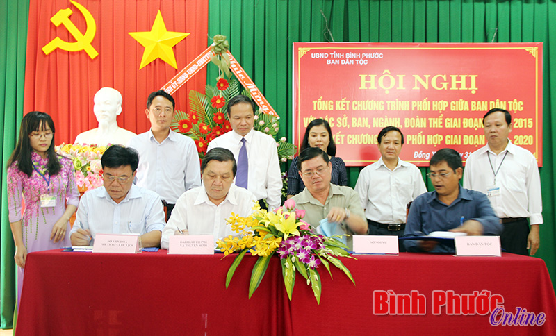 Đại diện l&atilde;nh đạo Sở Văn h&oacute;a - Thể thao v&agrave; Du lịch, Đ&agrave;i PT-TH B&igrave;nh Phước, Sở Nội vụ v&agrave; Ban D&acirc;n tộc k&yacute; kết chương tr&igrave;nh phối hợp giai đoạn 2016-2020