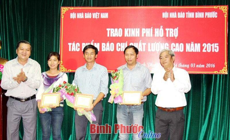 Ban tổ chức trao giải cho các tác phẩm đạt giải A ở thể loại báo in và báo điện tử