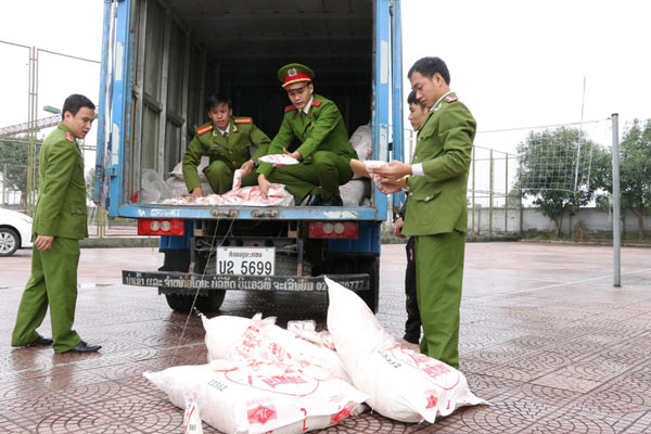 Bắt xe biển kiểm soát Lào vận chuyển 2,5 tấn bột ngọt không rõ nguồn gốc