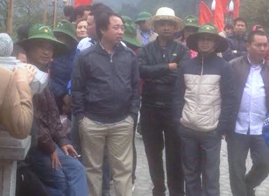 V&agrave; h&igrave;nh ảnh chuẩn bị xuống thuyền đi Tr&agrave;ng An