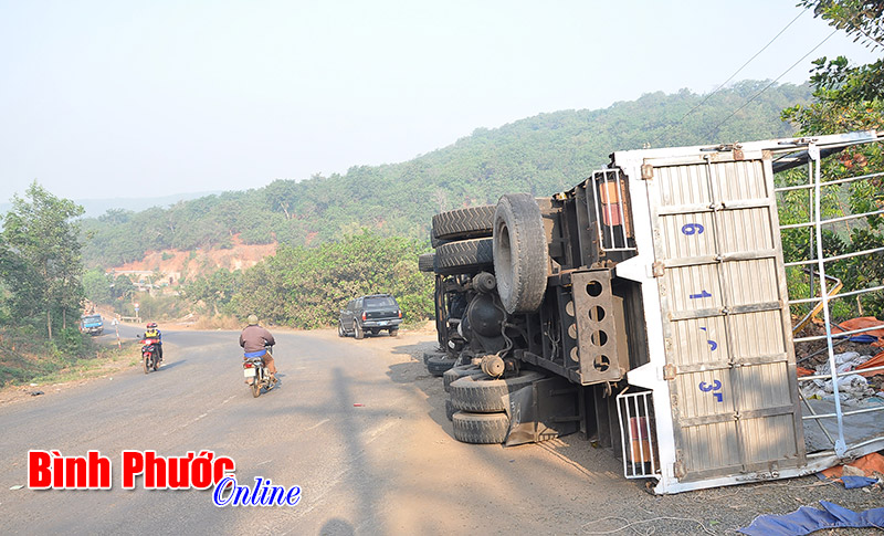 Lái xe cần thận trọng khi qua dốc Cùi Chỏ