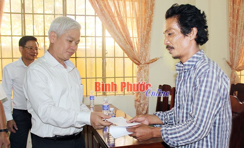 Đồng ch&iacute; Nguyễn Văn Lợi, Ủy vi&ecirc;n Trung ương Đảng, B&iacute; thư Tỉnh ủy tặng qu&agrave; tết cho đồng b&agrave;o ngh&egrave;o ở huyện Lộc Ninh