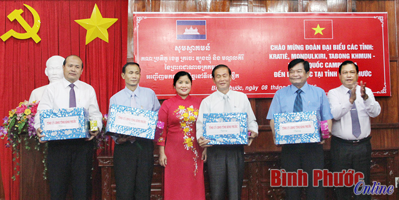 L&atilde;nh đạo tỉnh B&igrave;nh Phước tặng qu&agrave; lưu niệm cho đại diện c&aacute;c đo&agrave;n đại biểu 3 tỉnh của nước bạn Campuchia