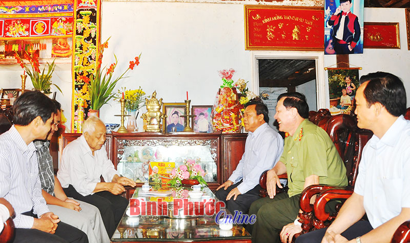 Thăm, tặng qu&agrave; cho &ocirc;ng Phan Th&agrave;nh Lan ngụ x&atilde; Đăk Ơ, huyện B&ugrave; Gia Mập